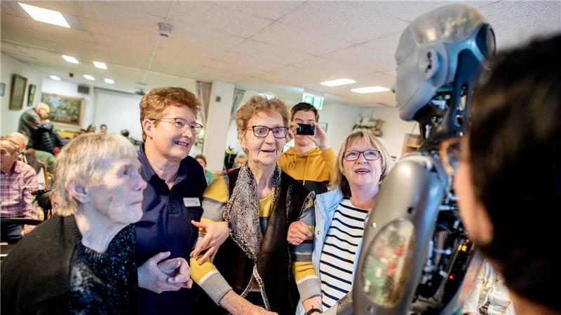 Viele Bewohner und Pflegekräfte des Pflegeheims Haus Friede sind neugierig auf Roboter „Ameca“.