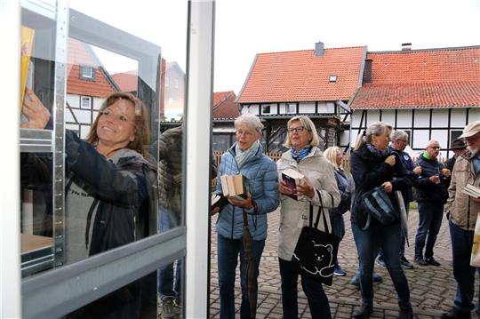 Viele Bürger nutzen die Gelegenheit, Bücher einzustellen.