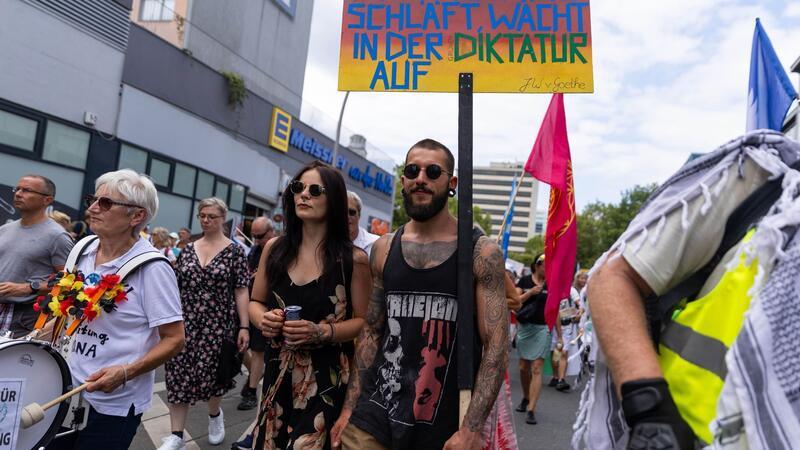 Viele Demonstranten hatten selbst gestaltete Plakate zur „Querdenker“-Demonstration mitgebracht.