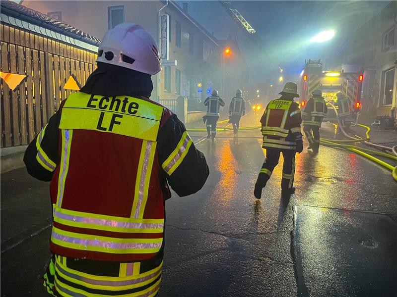 Scheunenbrand in Kalefeld: Großaufgebot im Einsatz Viele Einsatzkräfte sind bei dem Brand in Kalefeld vor Ort. Foto: Joel Fröchtenicht/Kreisfeuerwehr Northeim