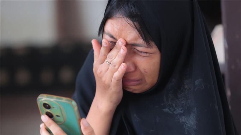 Zahl der Vermissten nach Schuleinsturz in Indonesien steigt Viele Eltern warteten völlig verzweifelt auf Nachrichten der Retter.