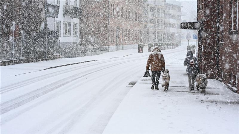 Viele Fahrbahnen sind schneebedeckt. 