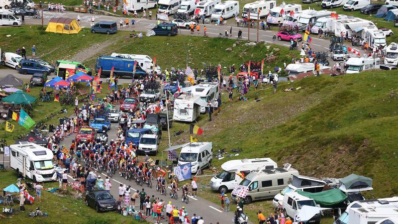 „Attacke war Instinkt“: Pogacar feiert in den Pyrenäen Viele Fans feuerten die Fahrer auf der schweren Bergetappe an.