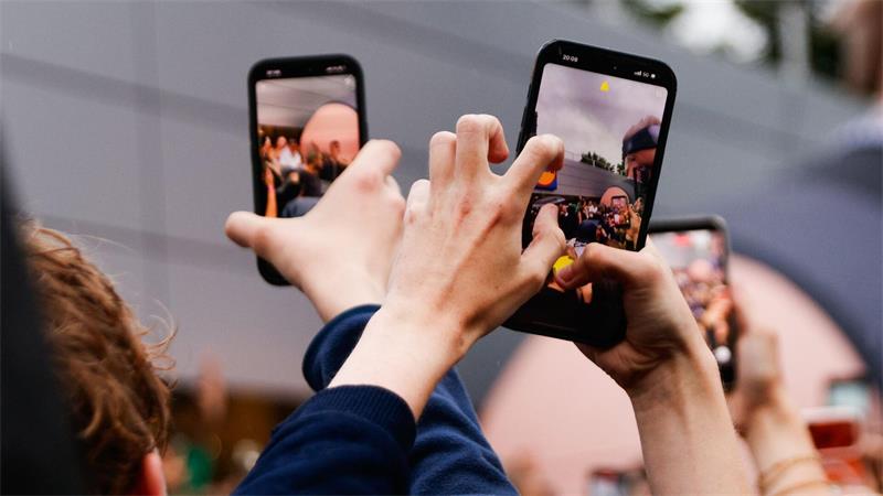 Viele Fans zücken bei den Auftritten gerne und oft ihr Handy. (Archivbild)