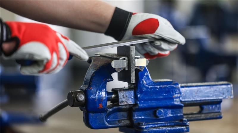 Studie: Firmen informieren vor Ausbildung zu wenig Viele Firmen erfüllen nach einer Studie nicht den Informationsbedarf von potenziellen Bewerberinnen und Bewerbern. (Archivbild)