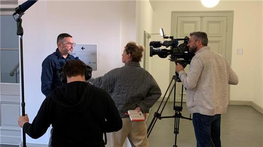 Viele Fragen: Journalist Erik Westermann von der Braunschweiger Zeitung wird am Tag der Urteilsverkündung vom NDR interviewt.