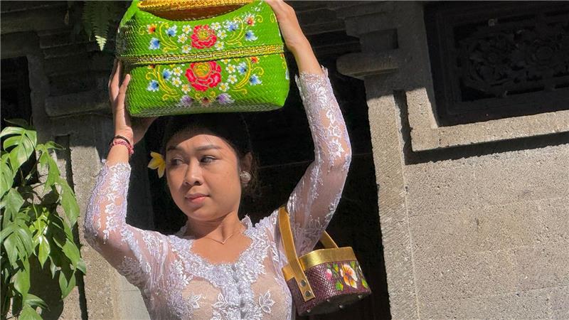 „Galungan“-Fest: Bali feiert die Rückkehr der Ahnen Viele Frauen balancierten bunte Flechtkörbe mit Opfergaben auf dem Kopf.