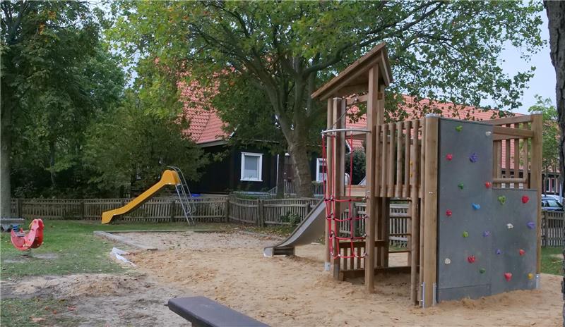 Spielplatz in Göttingerode hat neuen Turm für Kinder Viele Funktionen hat der neue Turm auf dem Spielplatz am Dorfgemeinschaftshaus. Kinder können ihn beispielsweise über die Kletterwand erklimmen und auf der anderen Seite hinunterrutschen. Foto: Potthast