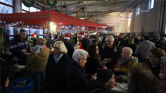 Viele Gäste begrüßt die Feuerwehr Langelsheim auf ihrem Weihnachtsmarkt.