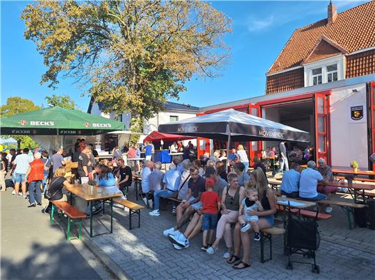 Viele Gäste besuchen das Dorffest in Bredelem bei schönem Herbstwetter. Foto: Hohaus