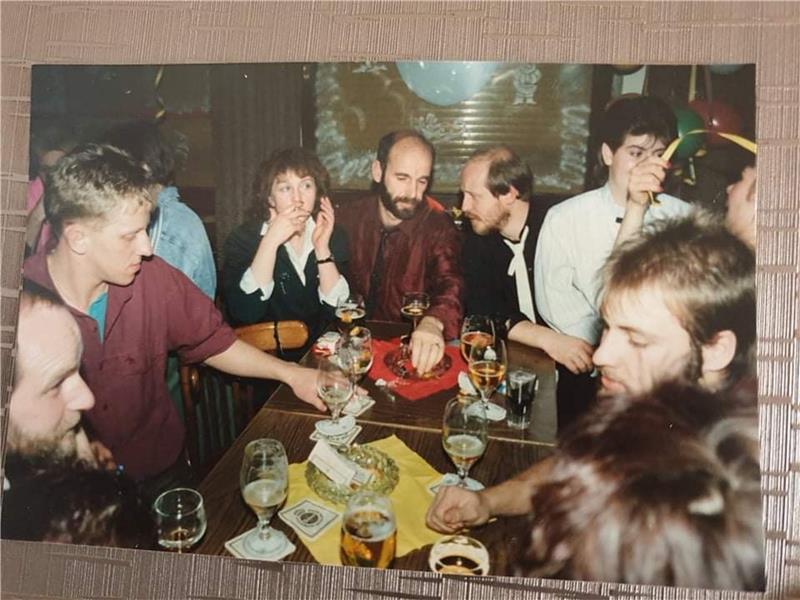 Viele Gäste, die sich gemeinsam an zusammengestellte Tische setzen, ist normal für den Kamin gewesen, in dem oft Jung und Alt zusammengekommen sind.  Fotos: Privat
