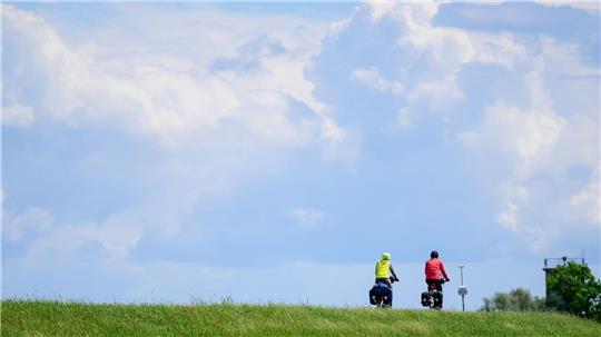 Viele Gäste kämen für ein verlängertes Wochenende an die Küste, um eine kurze Auszeit zu genießen, heißt es bei der Ostfriesland Tourismus GmbH.