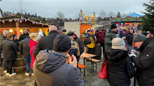Viele Gäste sind schon angereist, wie auch der Besuch des Braunlager Wintermarkts zeigt. Trotz Nieselregens ist am Sonntagnachmittag jede Menge los.