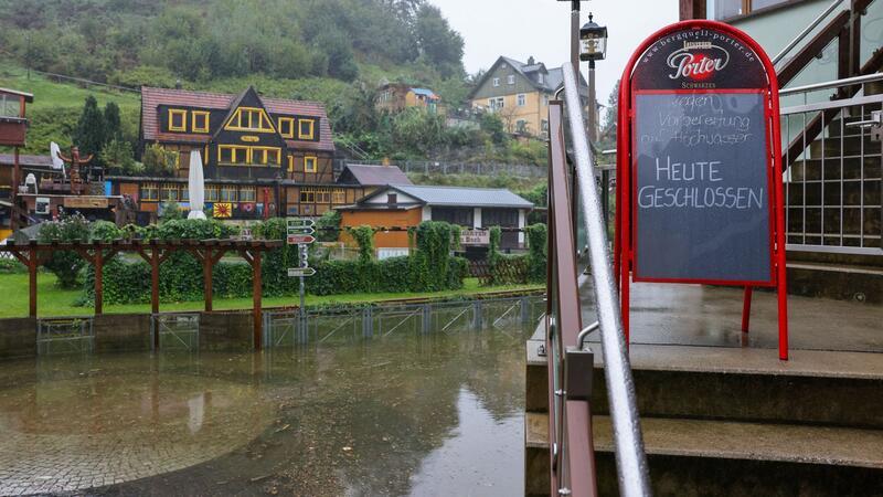 Was hat das erneute Hochwasser mit dem Klima zu tun? Viele Gastronomiebetriebe müssen wegen der Vorbereitungen aufs Hochwasser geschlossen bleiben.