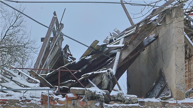 Einsturz eines schneebedeckten Gebäudes
