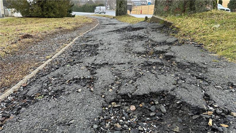 Gleich mehrere Bauprojekte starten demnächst in Braunlage Viele Gehwege und Straßen sind wie im Bild an der Tanner Straße in Höhe der Städtischen Betriebe in einem schlechten Zustand und voller Schlaglöcher. Diese sollen demnächst geflickt werden.