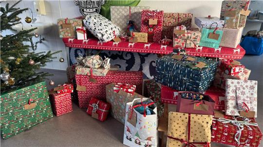 Viele Geschenke werden überreicht.