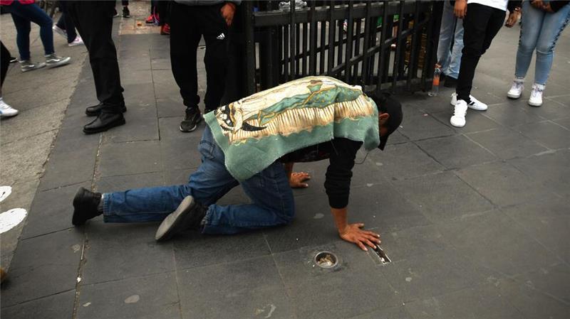 Millionen pilgern zur Basilika von Guadalupe in Mexiko Viele Gläubige pilgern bereits vor dem 12. Dezember von ihren Dörfern aus tagelang zu Fuß oder per Fahrrad in die Hauptstadt, um an den Feierlichkeiten teilzunehmen.