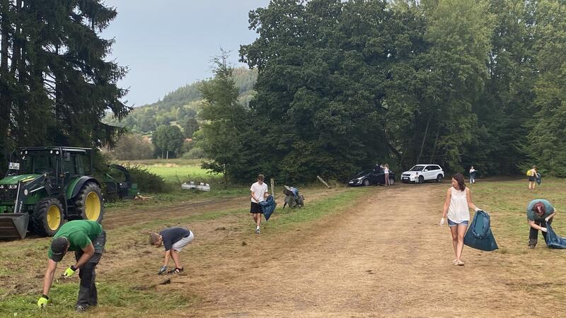 Rocken am Beckenrand, Aufräumen im Naturschutzgebiet Viele Hände, schnelles Ende: Je mehr Menschen beim Sammeln mit anpacken, desto kürzer ist der Stress beim Aufräumen.