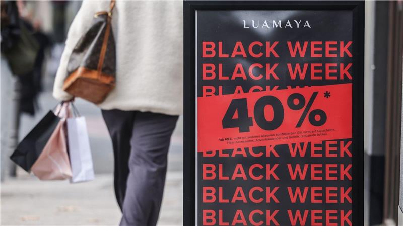 Viele Händler werben im November mit hohen Rabatten.