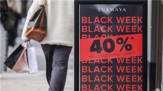 Viele Händler werben im November mit hohen Rabatten.