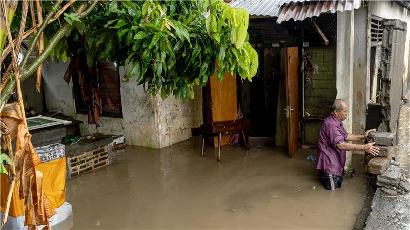 Viele Häuser standen nach tagelangen Regenfällen unter Wasser.