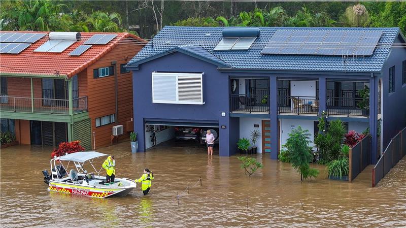 Schon fünf Tote bei massiven Überschwemmungen in Australien Viele Häuser stehen völlig unter Wasser.