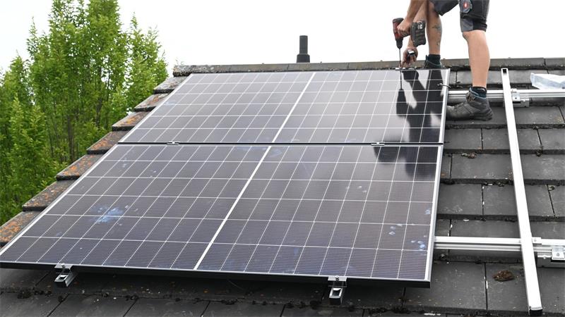 Viele Hausbesitzer haben sich eine Photovoltaikanlage aufs Dach montieren lassen, der Staat fördert dies allerdings nicht mehr so wie in früheren Jahren. (Archivbild)
