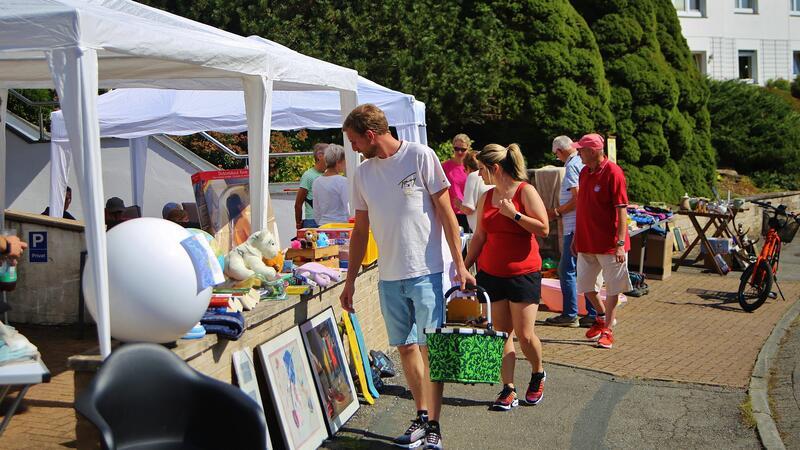 Viele Haushalte aus ganz Braunlage beteiligen sich mit einem Stand an der Trödeljagd, einem Hausflohmarkt in der ganzen Stadt.