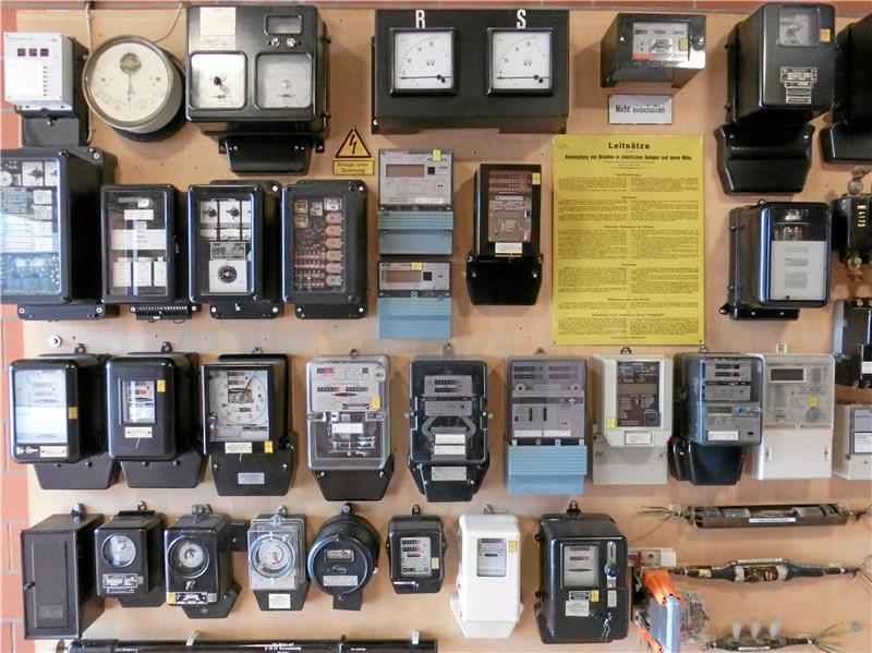 Bad Harzburger Stadtwerke treten auf die Energiepreisbremse Viele Haushalte haben die Stromzähler derzeit genau im Blick, auch wenn natürlich nirgendwo außer im Museum der Stadtwerke solch eine Batterie an Geräten hängt. Foto: Schlegel