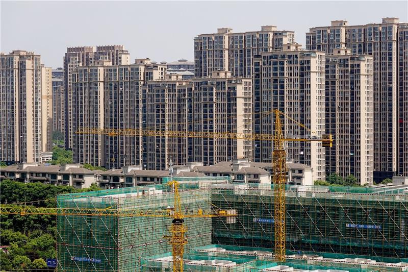 Chinas Wirtschaft schwächelt: „Es wird kein Zurück geben” Viele Immobilienentwickler, die sich auf der Jagd nach immer mehr Profit hoch verschuldet und oft am Bedarf vorbei gebaut haben, wissen nicht mehr, wie sie das geliehene Geld zurückzahlen sollen.