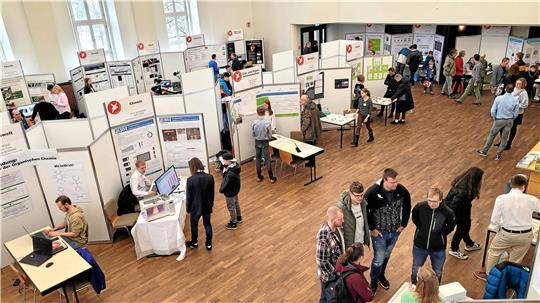 Viele Interessierte informieren sich beim „Jugend forscht“-Landesentscheid über die vielfältigen Projekte. Foto: Skuza