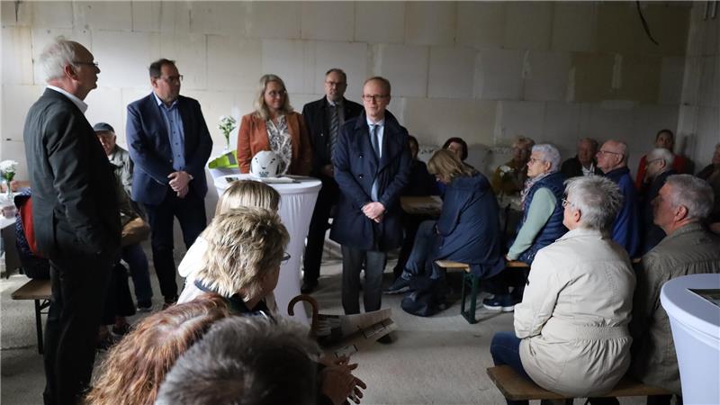Viele Interessierte wollen sich das neue Gebäude von Innen ansehen und mehr darüber erfahren. Bauherr Sebastian Kühn (stehend, r.) führt die Entwicklungen aus.