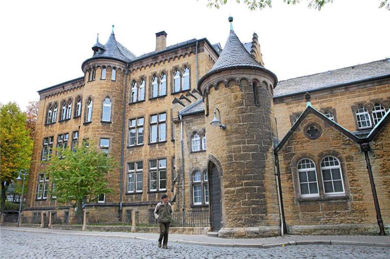 Viele Jahre lang Schulgebäude, steht dem Bau am Hohen Weg demnächst eine Umnutzung zum Vier-Sterne-Hotel ins Haus. Archivfoto: Kusian-Müller