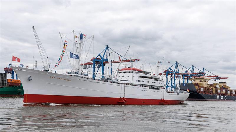 Viele Jahre lang war der Stückgutfrachter zwischen Europa und Südamerika unterwegs - seit 40 Jahren liegt die „Cap San Diego“ nun als Museumsschiff im Hafen und kann eine sehr wechselhafte Geschichte erzählen. (Archivbild)