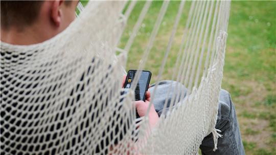 Viele Jugendliche bringen enorm viel Zeit vor ihrem Handy und in den sozialen Medien. 