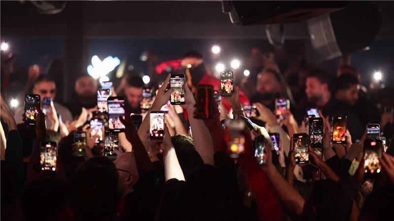 Viele Jugendliche feiern Haftbefehl.
