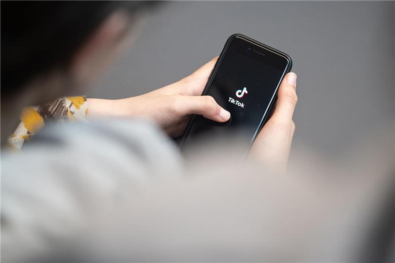 Durch Tiktok zur extremistischen Weltsicht Viele Jugendliche informieren sich vor allem über Tiktok (Symbolbild).