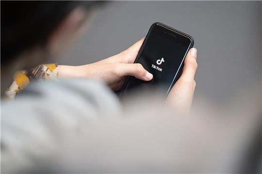 Viele Jugendliche informieren sich vor allem über Tiktok (Symbolbild).
