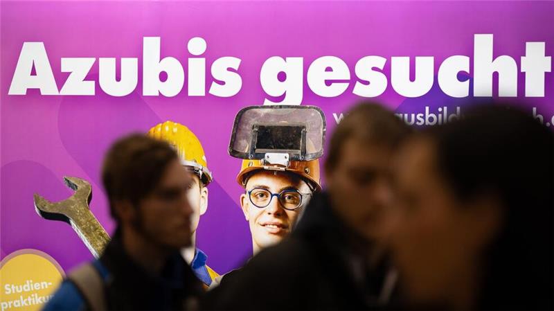 Viele Jugendliche ohne Ausbildungsplatz machen erst einmal ein Betriebspraktikum - trotz Tausender unbesetzter Lehrstellen.