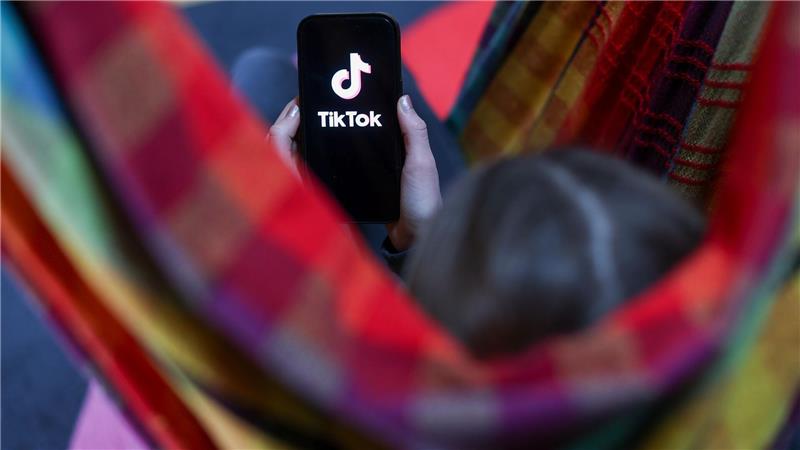 Kommt eine Social-Media-Altersgrenze ab 14 Jahren? Viele Jugendliche verbringen Stunden am Tag in sozialen Netzwerken. (Illustration)