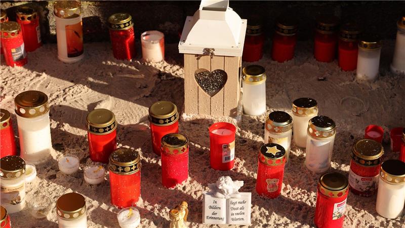 Viele Kerzen erinnern an den achtjährigen Fabian, der einem Gewaltverbrechen zum Opfer fiel. 