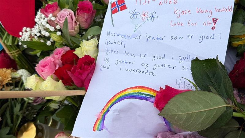 Gesichter der Trauer: So erinnern sich Norweger an Harald Viele Kinder haben Briefe an den gestorbenen König geschrieben.