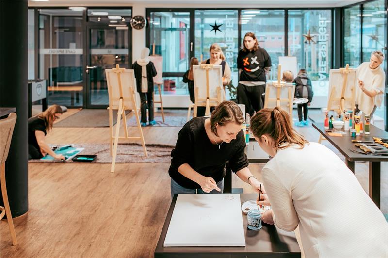 „Ist das Leben gerade blöd, streu Glitzer drauf“ Viele Kunstwerke entstanden in der Goslarer Jugend- und Drogenberatung.