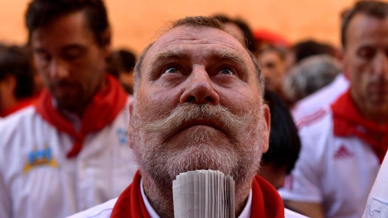 Viele Läufer halten traditionell eine aufgerollte Zeitung in der Hand, mit der sie während der Hatz anderen Läufern Zeichen geben und den Stieren auch leichte Klapse geben können, um sie zu dirigieren.