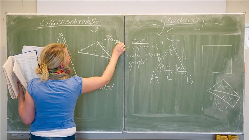 Fast jede zweite Lehrkraft arbeitet in Teilzeit Viele Lehrerinnen und Lehrer in Niedersachsen reduzieren ihre Arbeitszeit für die Familie. (Archivbild)