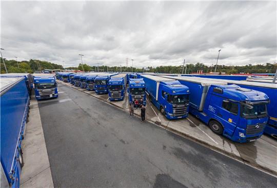 Viele Lkw einer polnischen Spedition stehen auf der Raststätte Gräfenhausen. Die Fahrer streiken.