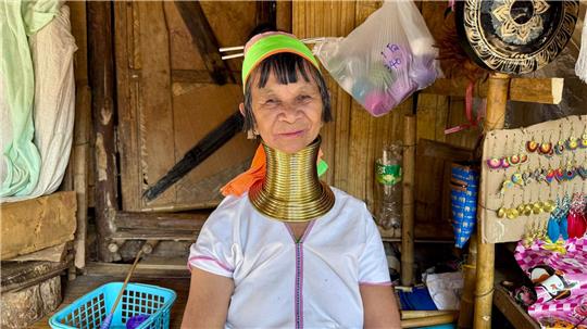 Bei den Langhalsfrauen von Chiang Rai: Kultur oder Kommerz? Viele „Long Neck Karen“ leben als Minderheit im Norden von Thailand.