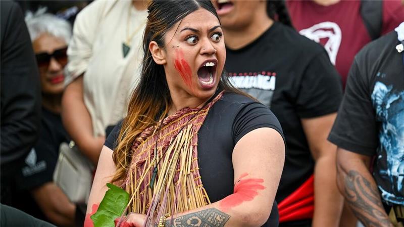 Viele Maori in Neuseeland haben ihrer Traditionen und Bräuche bewahrt. Berühmt ist etwa der rituelle Tanz „Haka“. 