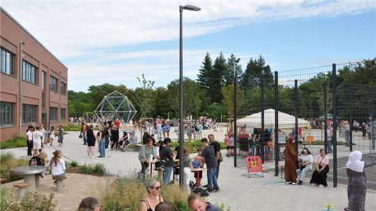 Viele Menschen: Wuselig auf einem riesigen Gelände: Die Realschule Goldene Aue und das CvD-Gymnasium haben zum Sommerfest geladen, um den Eltern ihr neues Domizil vorzustellen.